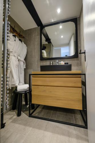 EEA94220-58A0-4ABA-AF15-6452CC59198D 1 105 c